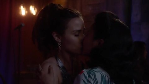 Allison Scagliotti, Anna Akana - Erotic Scenes in Stitchers s03e09 (2017)