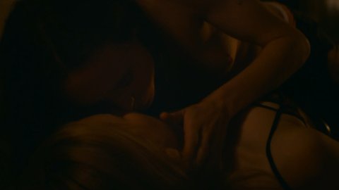 Ellen Page, Zosia Mamet - Erotic Scenes in Tales of the City s01e02, e05 (2019)