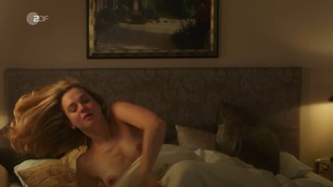 Caroline Hanke - Erotic Scenes in Tod auf der Insel (2018)