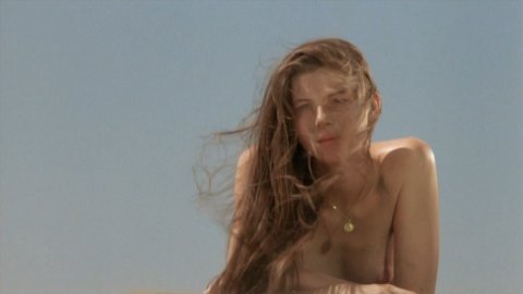 Benedicte Loyen - Erotic Scenes in Gaspard et Robinson (1990)