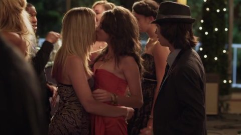 Dreama Walker, Sarah Hyland - Erotic Scenes in Date and Switch (2013)