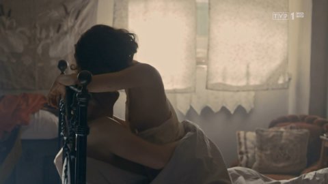 Julia Rosnowska, Pamela Adamik, Pola Blasik, Zuzanna Zielinska - Erotic Scenes in Drogi wolności s01e12 (2018)