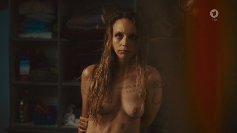 Petra Schmidt-Schaller - Erotic Scenes in Eine gute Mutter (2017)