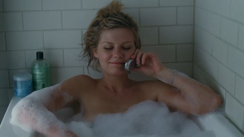 Kirsten Dunst - Erotic Scenes in Elizabethtown (2005)