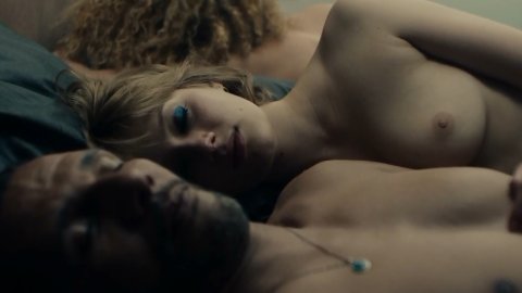 Sarah Pasquier, Nadia Tereszkewicz - Erotic Scenes in Persona non grata (2019)