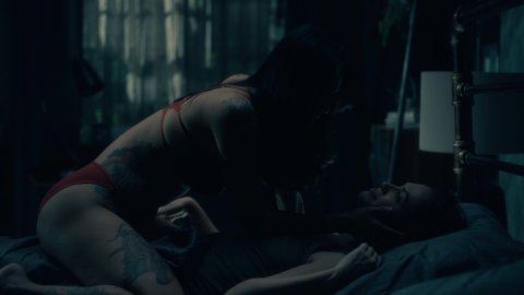 Kate Siegel, Levy Tran - Erotic Scenes in The Haunting of Hill House s01e10 (2018)